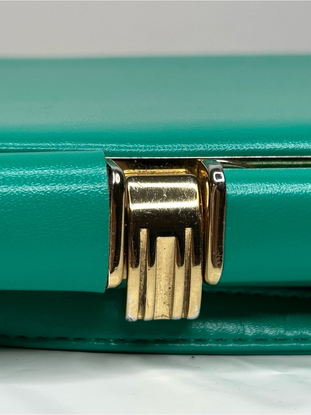 Vintage Green Leatherette Convertible Clutch with detachable strap - Picture 2 of 10